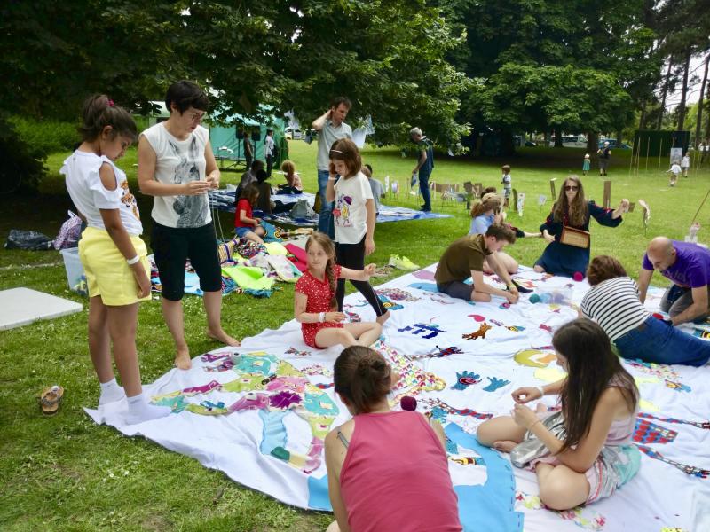 enfants et adultes avec une aiguille et du fil sur une feuille blanche