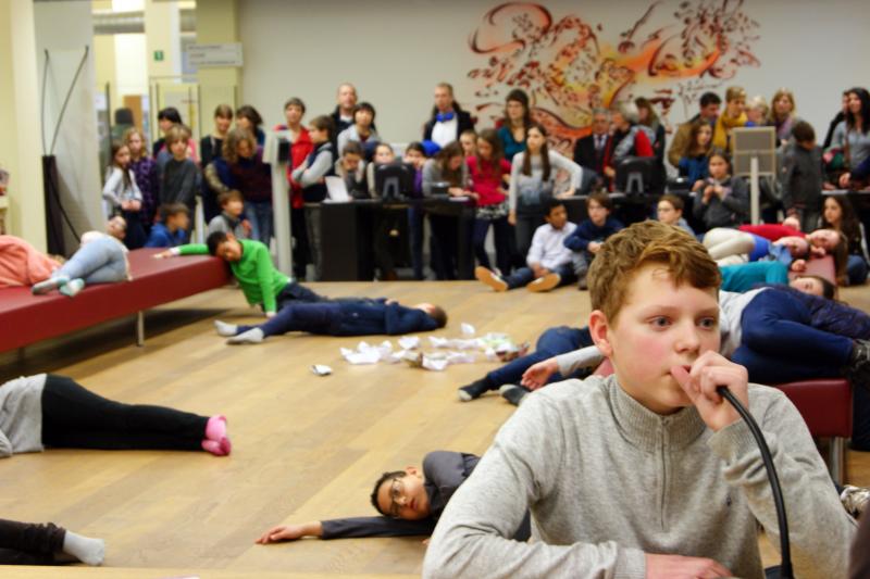 jongen spreekt in de microfoon van de intercom