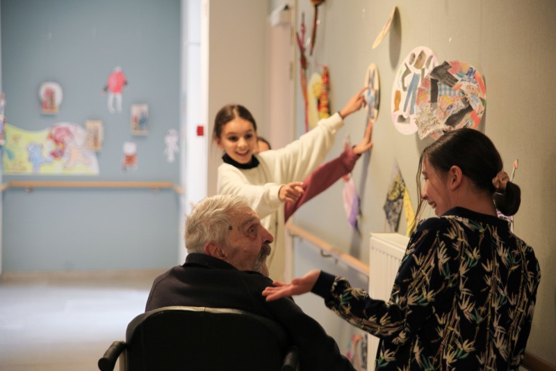 bewoners WZC en leerlingen bezoeken samen de expo