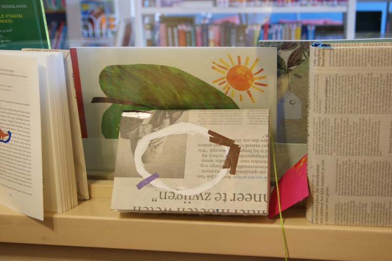 Een artistiek beplakt boek