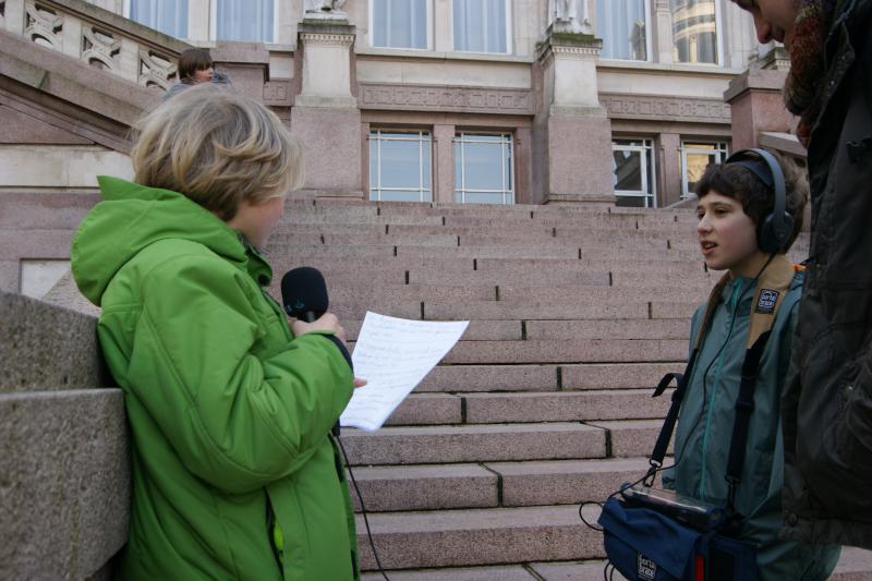 Kinderen op pad met opname-materiaal