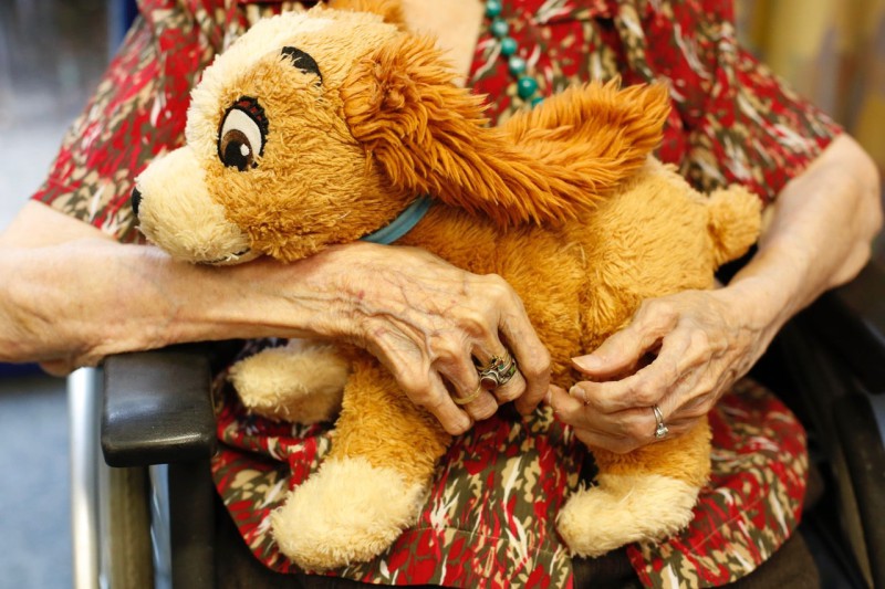 een oudere vrouw die een knuffel vasthoudt