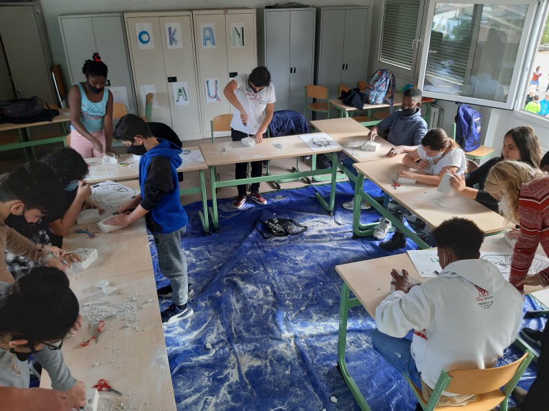 Tieners aan de slag met verf in de klas