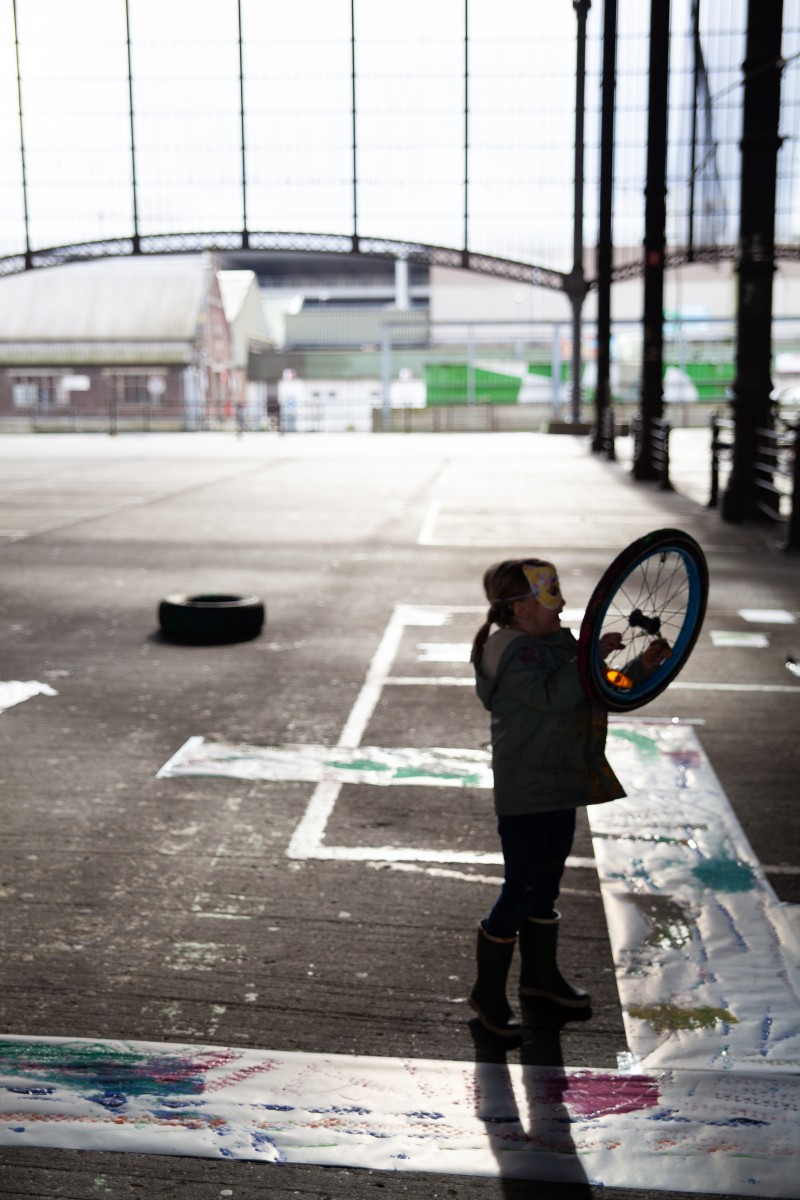 kind speelt met wielen op de abattoir