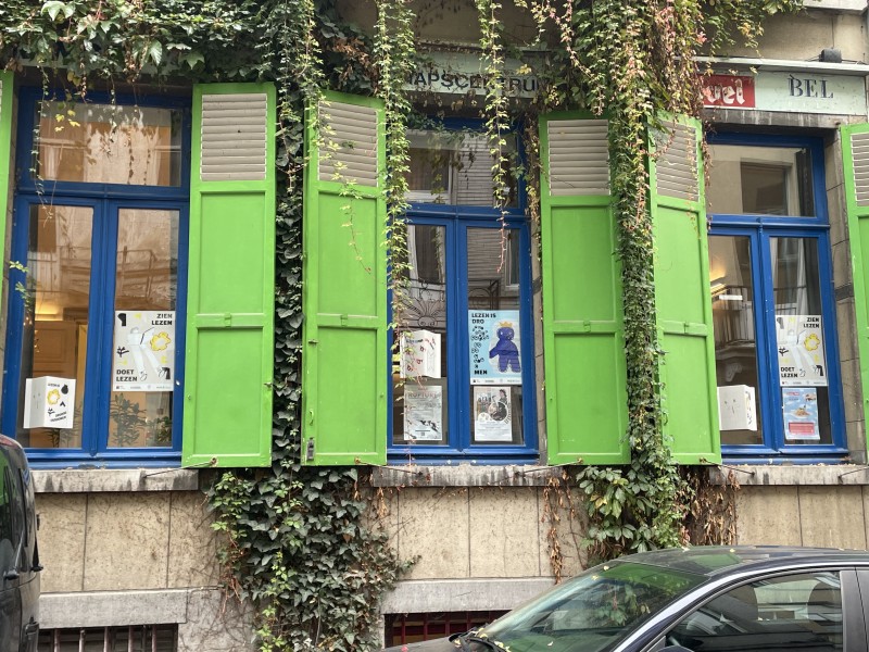Posters van leescampagne aan ramen