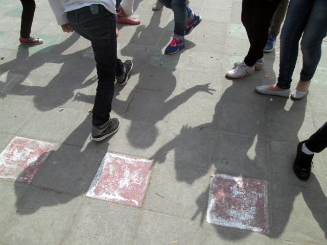 Schaduw spelende kinderen speelplaats