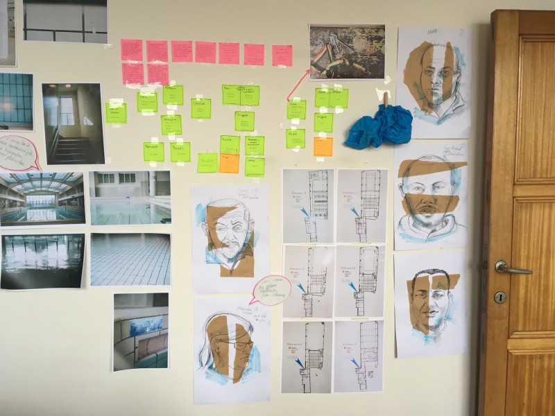 Mur plein de photos, portraits et post-its