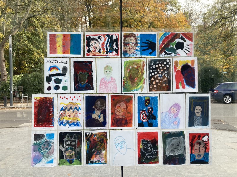 de portretten opgehangen