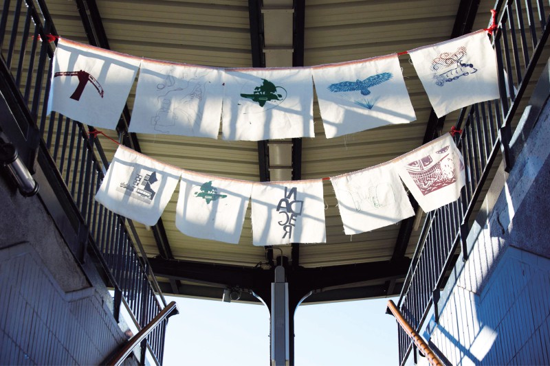 Deux rangées de drapeaux, montrant des sérigraphies de trains, étaient suspendues dans la cage d'escalier de la gare.