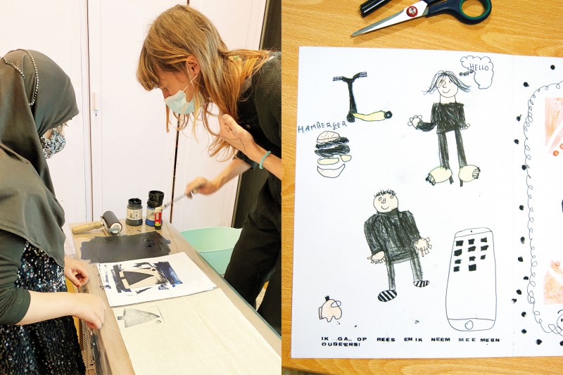 Sur le côté gauche, une image d'action où un artiste peint avec un élève à la peinture noire. Sur le côté droit, un dessin représentant divers hommes et objets emmenés en voyage. 