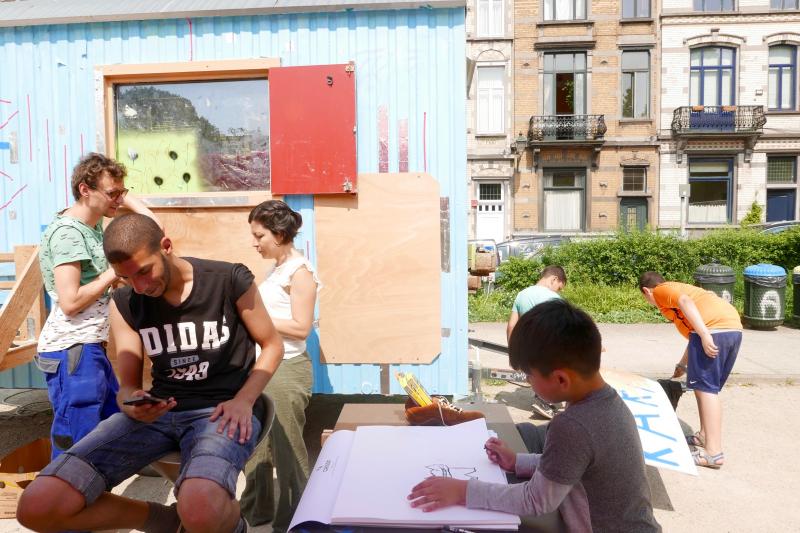 Travailler ensemble devant la caravane