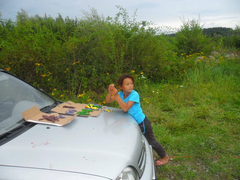 Les enfants du voyage: fille dans l'atelier peinture