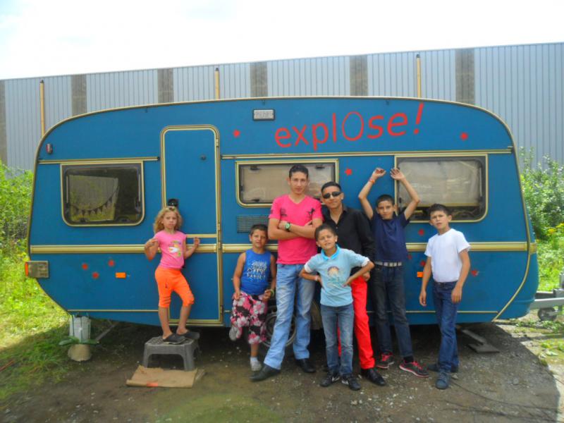 Les enfants du voyage devant leur maison