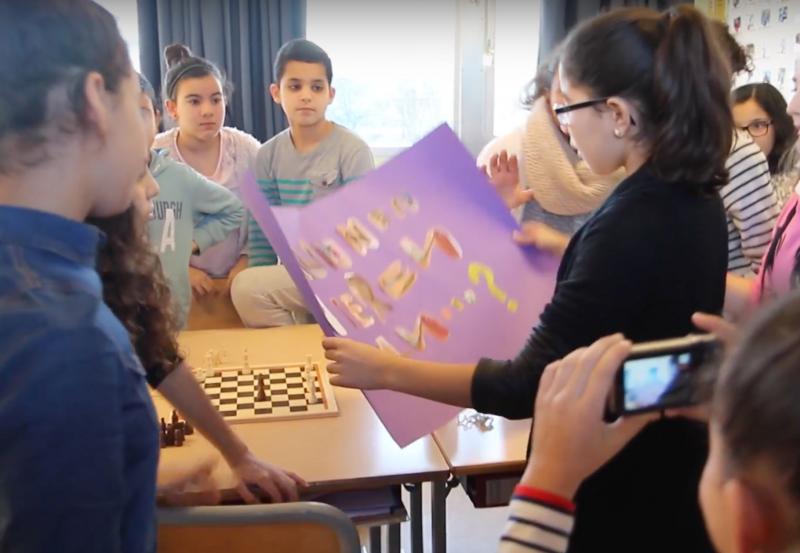 Kinderen met papierrol