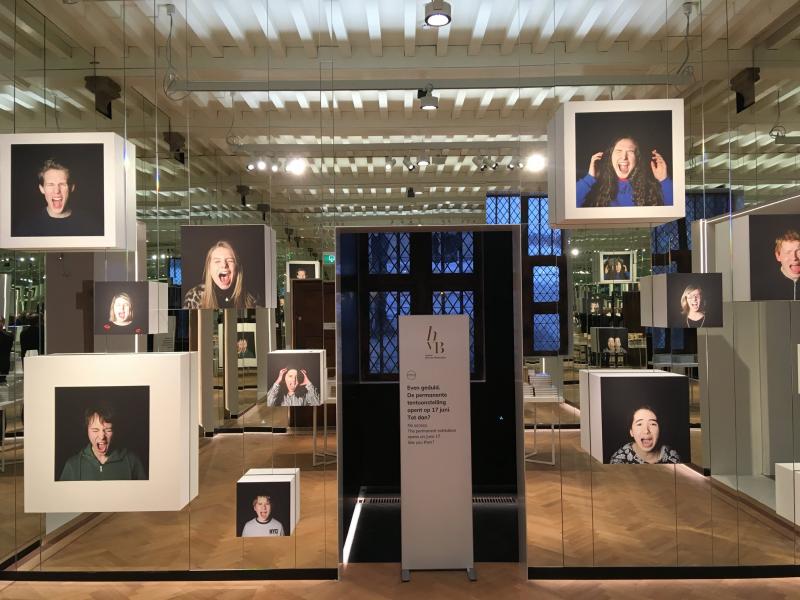 Foto tentoonstelling met spiegels