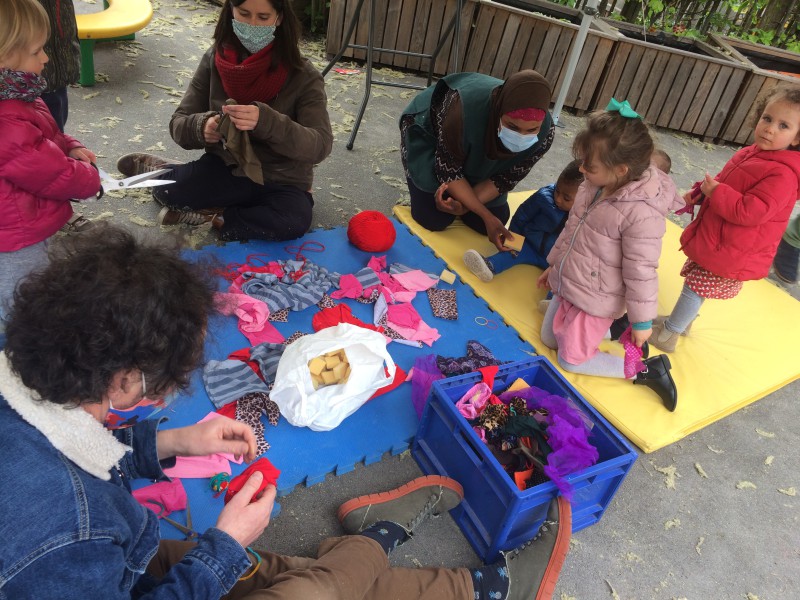 kinderen en ouders in actie tijdens artistiekatelier