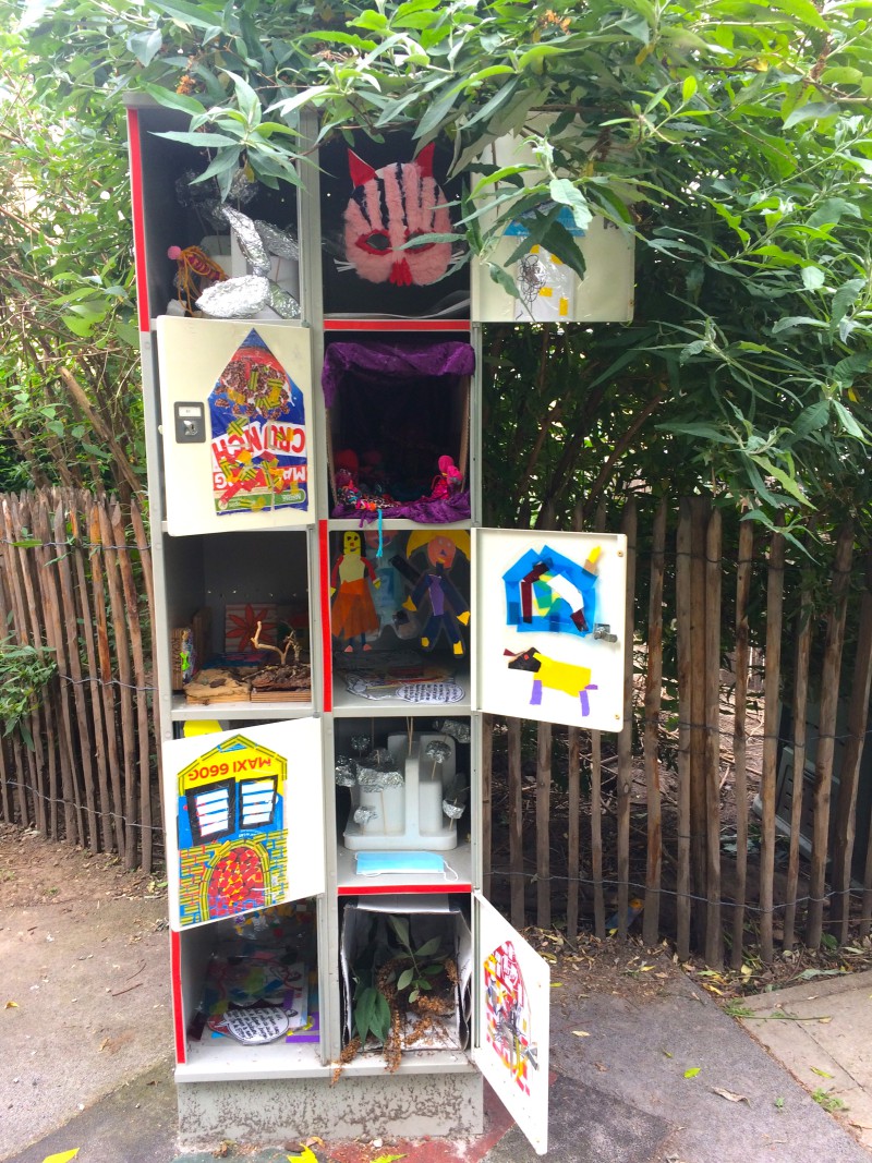 locker kast met deuren open en allemaal werkjes in