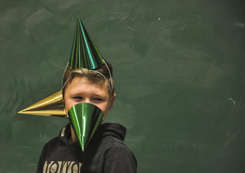 Kinderen met gekleurde vormen in papier