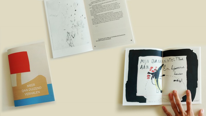 Boekjes met tekeningen opengeslagen op tafel