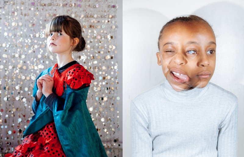 kinderen poseren met historische kleren