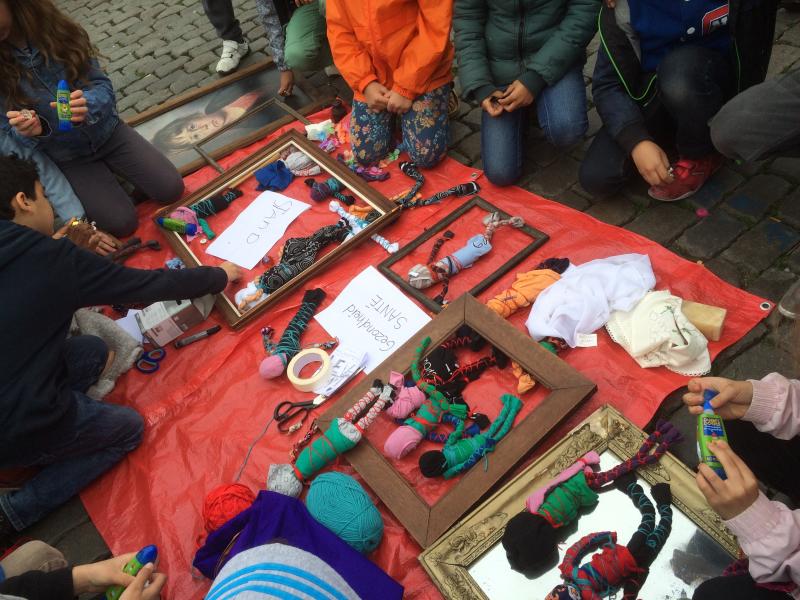 Des objets sur le sol au marché aux puces