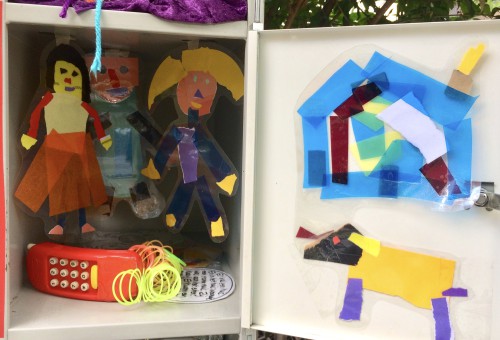 locker met kunstwerkjes in van kinderen