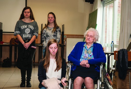 Trois jeunes et une femme plus agée 