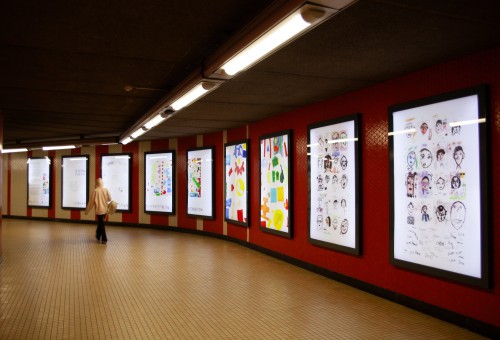 vrouw loopt voorbij metro-expo