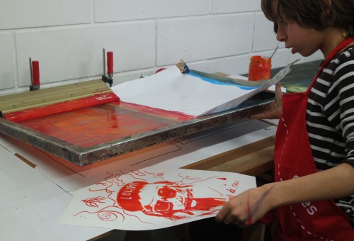 Enfant et machine de sérigraphie
