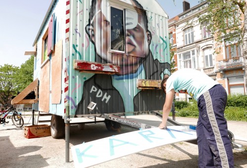 Boy écrit 'Karavane' sur un grand tableau