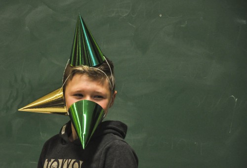 Kinderen met gekleurde vormen in papier