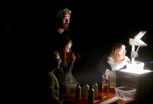 Kinderen maken gekleurd licht met een overheadprojector