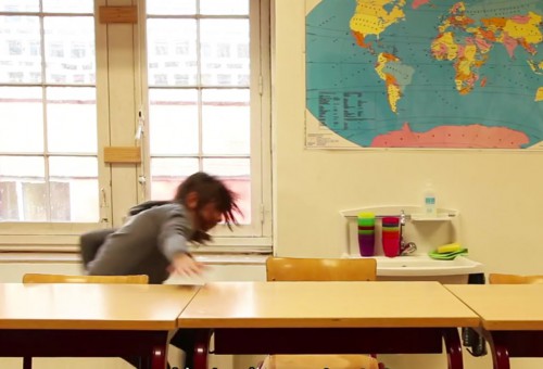 Dansend meisje tussen schoolbanken
