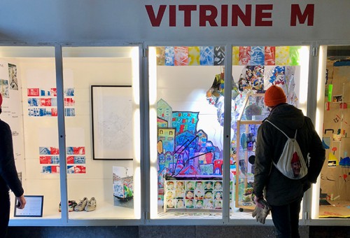 Mensen staan nieuwsgierig door de vitrine te kijken